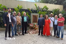 Lễ dâng hoa tại Biển kỷ niệm tôn vinh Chủ tịch Hồ Chí Minh tại thành phố Rio de Janeiro. (Ảnh: TTXVN phát)