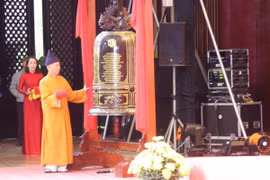 Nghi thức thỉnh chuông. (Ảnh: Văn Đức/TTXVN)