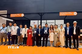 Đoàn công tác của lãnh đạo Cục xúc tiến thương mại, Bộ Công Thương và 16 doanh nghiệp Việt Nam tham dự Manchester Funitures Show 2026 tại Anh. Ảnh: TTXVN phát
