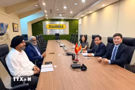 Đại sứ Việt Nam tại Brazil kiêm nhiệm Suriname, Bùi Văn Nghị, làm việc với đại diện Tập đoàn Dầu khí quốc gia Surinam (Staatsolie). (Ảnh: Đại sứ quán Việt Nam tại Brazil cung cấp)