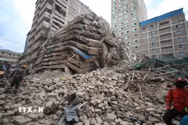 Hiện trường vụ sập tòa nhà ở Eastleigh, Nairobi, Kenya ngày 23/10/2026. (Ảnh: THX/TTXVN phát)