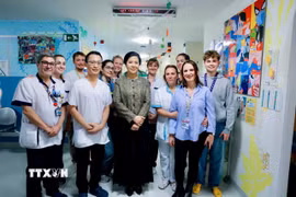 Bà Ngô Phương Ly, Phu nhân Tổng Bí thư, Chủ tịch nước với cán bộ, nhân viên Bệnh viện Nhi Đại học Hoàng hậu Fabiola (HUDERF). (Ảnh: TTXVN phát)