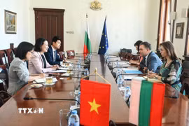 Đại sứ Việt Nam tại Bulgaria Nguyễn Thị Minh Nguyệt đã có cuộc gặp và làm việc với Bộ trưởng Tư pháp Bulgaria Nikolay Naydenov. (Ảnh TTXVN phát)
