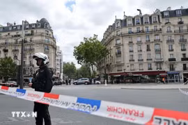 Cảnh sát phong tỏa hiện trường một vụ bạo lực ở Paris, Pháp. (Ảnh: THX/TTXVN phát)