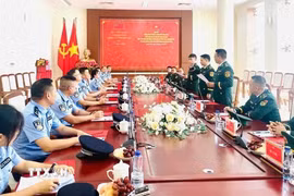 Đại diện các Đồn Biên phòng tuyến biên giới Quảng Ninh (Việt Nam) và Chi đội quản lý biên giới Phòng Thành Cảng, Quảng Tây (Trung Quốc) hội đàm. (Ảnh: TTXVN phát)