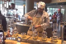 Nhân viên Starbucks trình diễnpha chế và giới thiệu càphê cho khách tại khu vực trải nghiệm của Starbucks Reserve Roastery- chi nhánh Starbucks lớn nhất thế giới ở Chicago, bang Illinois. (Ảnh: Đoàn Hùng/TTXVN)