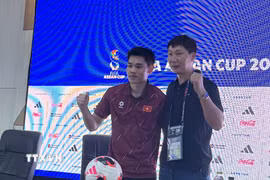 Huấn luyện viên đội tuyển Việt Nam Kim Sang Sik và cầu thủ Đình Bắc tại họp báo. (Ảnh: Đỗ Quyên/TTXVN)