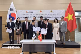 Ông Đào Tuấn Hùng, Chủ tịch AVCK và Ông Choi Jong Yeop, Chủ tịch Hiệp hội báo chí quốc gia Hàn Quốc, trao bản hợp tác tại lễ ký. (Ảnh: Đức Thắng/TTXVN)