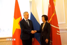 Tổng Giám đốc TTXVN Vũ Việt Trang và Chủ tịch Ủy ban Đối ngoại St.Petersburg Evgeny Grigoriev. (Ảnh: Trần Hải/TTXVN)
