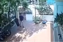 Hình ảnh tại thời điểm người thầy giáo đi xe máy đến nhà và có hành động đánh em học sinh. (Nguồn: Camera an ninh của gia đình ghi lại)