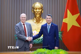 Thủ tướng Lê Minh Hưng tiếp ông Peter Tschentscher, Thủ hiến kiêm Thị trưởng thứ nhất thành phố Hamburg (Đức). (Ảnh: Dương Giang/TTXVN)