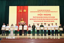 Các cá nhân thực hiện chiến dịch 500 ngày đêm nhận Bằng khen của Chủ tịch Ủy ban Nhân dân tỉnh Thanh Hóa. (Ảnh: Khiếu Tư/TTXVN)