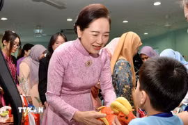 Phu nhân của Chủ tịch Quốc hội, bà Nguyễn Thị Thanh Nga trò chuyện với các em nhỏ. (Nguồn: TTXVN phát)