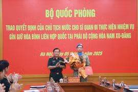 Thứ trưởng Bộ Quốc phòng, Thượng tướng Hoàng Xuân Chiến trao Quyết định của Chủ tịch nước cho sỹ quan Trần Viết Cường lên đường làm nhiệm vụ gìn giữ hòa bình Liên hợp quốc. (Nguồn: Đại biểu Nhân dân)