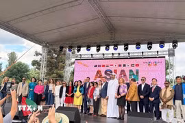 Đại sứ Việt Nam tại Bulgaria Nguyễn Thị Minh Nguyệt (thứ 4, trái sang) cùng các quan chức địa phương tại sự kiện. (Ảnh: TTXVN phát)