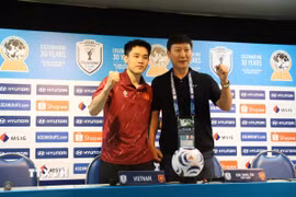Huấn luyện viên Kim Sang Sik (phải) và cầu thủ hay nhất trận Nguyễn Đình Bắc trong họp báo sau trận Việt Nam thắng Timor Leste 7-0 ở lượt ra quân bảng A - ASEAN Cup 2026. (Ảnh: Đỗ Sinh/TTXVN)