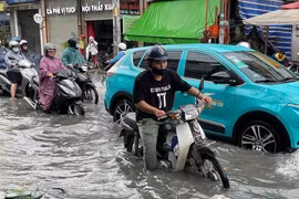 Nước ngập nửa bánh xe mô tô trên đường Tô Ngọc Vân (thành phố Thủ Đức). (Ảnh: TTXVN phát)