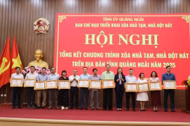 Lãnh đạo Tỉnh ủy, Ủy ban Nhân dân tỉnh Quảng Ngãi trao Bằng khen của Chủ tịch Ủy ban Nhân dân tỉnh Quảng Ngãi cho các tập thể có thành tích xuất sắc trong công tác xóa nhà tạm. (Ảnh: Phạm Cường/TTXVN)