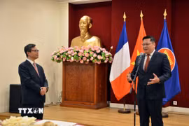 Đại sứ Lào tại Pháp Kalamoungkhoune Souphanouvong phát biểu chúc mừng nhân kỷ niệm 81 năm Quốc khánh Việt Nam tại Đại sứ quán Việt Nam ở Paris, ngày 4/9/2026. (Ảnh: Hữu Chiến/TTXVN)