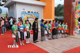 Học sinh Trường Phổ thông nội trú Tiểu học và Trung học cơ sở Sơn Thủy, xã Sơn Thủy với những bộ trang phục truyền thống có mặt từ rất sớm dự lễ khai giảng. (Ảnh: Khiếu Tư/TTXVN)