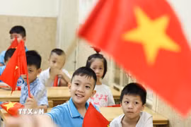 Học sinh Trường Tiểu học Bình Minh (phường Cửa Nam, Hà Nội) háo hức mong chờ ngày khai giảng. (Ảnh: Thanh Tùng/TTXVN)