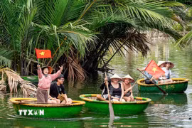 Khách du lịch trải nghiệm tại Việt Nam. (Ảnh: Khánh Hòa/TTXVN)