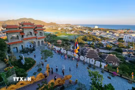 Du khách tham quan Trùng Sơn Cổ Tự (phường Ninh Chử, Khánh Hòa). (Ảnh: Nguyễn Thành/TTXVN)