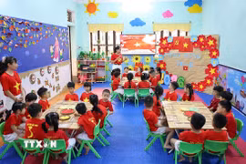 Cô trò trường Mầm non Hoa Hồng (phường Hà Giang 2, tỉnh Tuyên Quang). (Ảnh: Thanh Tùng/TTXVN)
