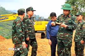 Thiếu tướng Nguyễn Ngọc Ngân, Phó Chủ nhiệm Chính trị Quân khu (thứ hai, từ phải sang) cùng đoàn công tác kiểm tra các dấu tích, di vật phục vụ xác minh thông tin tìm kiếm hài cốt liệt sỹ. (Ảnh: TTXVN phát)