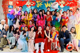 Bà Stephanie Do (áo dài hồng đứng giữa), nữ nghị sỹ gốc Á đầu tiên tại Pháp, cùng chung vui với cộng đồng người Việt tại Nice. (Nguồn: TTXVN phát)