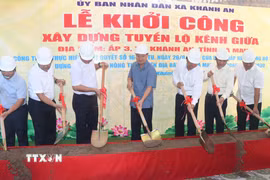 Nghi thức lễ khởi công xây dựng tuyến đường nông thôn xã Khánh An. (Ảnh: Tuấn Phi/TTXVN)
