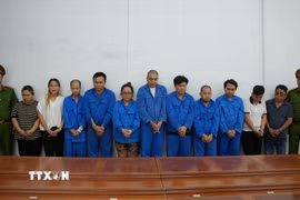 Các đối tượng tại cơ quan công an. (Ảnh: TTXVN phát)