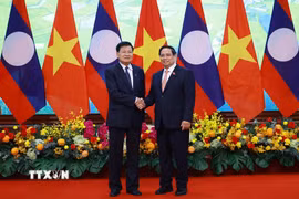 Thủ tướng Phạm Minh Chính hội kiến Tổng Bí thư, Chủ tịch nước Lào Thongloun Sisoulith. (Ảnh: Dương Giang/TTXVN)