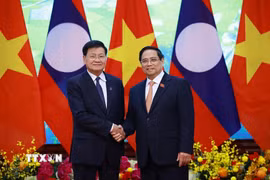 Thủ tướng Phạm Minh Chính hội kiến Tổng Bí thư, Chủ tịch nước Lào Thongloun Sisoulith. (Ảnh: Dương Giang/TTXVN)