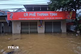 Nước lũ dâng cao khiến nhiều nhà dân tại phường Hương Vinh cũ (nay là phường Hóa Châu) bị ngập sâu. (Ảnh: Mai Trang/TTXVN)