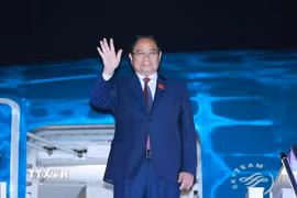 Rạng sáng 26/10/2025, Thủ tướng Phạm Minh Chính dẫn đầu đoàn đại biểu cấp cao Việt Nam đến Kuala Lumpur, Malaysia, bắt đầu chuyến tham dự Hội nghị Cấp cao ASEAN lần thứ 47 và các Hội nghị Cấp cao liên quan theo lời mời của Thủ tướng Malaysia Anwar Ibrahim, Chủ tịch ASEAN 2025. (Ảnh: Dương Giang/TTXVN)