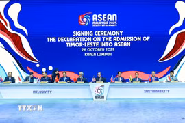 Thủ tướng Phạm Minh Chính và các Trưởng đoàn ký Tuyên bố kết nạp Timor-Leste vào ASEAN. (Ảnh: Dương Giang/TTXVN)