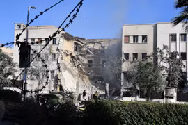 Trụ sở Tổng tư lệnh quân đội Syria ở Damascus bị phá huỷ sau vụ không kích của không lực Israel, ngày 16/7/2025. (Ảnh: THX/TTXVN)