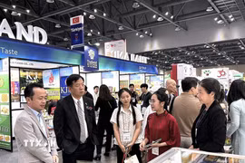 Đại sứ Việt Nam tại Hàn Quốc Vũ Hồ thăm khu trưng bày sản phẩm Việt. (Ảnh: Khánh Vân/TTXVN)