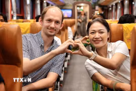 Sáng 26/6/2026, đoàn tàu chuyên dụng Hà Nội – Phủ Lý đưa đón cán bộ, nhân viên y tế Bệnh viện Bạch Mai chính thức lăn bánh, mở ra phương án đi lại riêng cho đội ngũ cán bộ, nhân viên y tế Bệnh viện Bạch Mai tới cơ sở 2 ở Ninh Bình. Đoàn tàu gồm 9 toa, không bán vé lẻ, ngày đầu đã có khoảng 500 người đăng ký; từ ga Phủ Lý, các y, bác sĩ tiếp tục được xe trung chuyển đưa tới bệnh viện 325 giường vừa đi vào hoạt động. (Ảnh: Phạm Tuấn Anh/TTXVN)