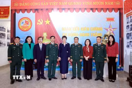 Lãnh đạo TTXVN và Sư đoàn Bộ binh 304 chụp ảnh chung tại Phòng truyền thống. (Ảnh: Tuấn Anh/TTXVN)