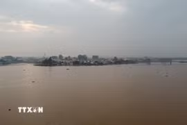 Mực nước sông Đồng Nai sáng 22/10 tại khu vực Biên Hòa lên cao. (Ảnh: Sỹ Tuyên/TTXVN)