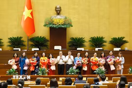 Chủ tịch Quốc hội Trần Thanh Mẫn và Thủ tướng Lê Minh Hưng tặng hoa các nữ đại biểu Quốc hội khóa XVI nhân Ngày phụ nữ Việt Nam 20/10. (Ảnh: Doãn Tấn/TTXVN)
