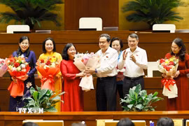 Chủ tịch Quốc hội Trần Thanh Mẫn và Thủ tướng Lê Minh Hưng tặng hoa các nữ đại biểu Quốc hội khóa XVI nhân Ngày phụ nữ Việt Nam 20/10. (Ảnh: Doãn Tấn/TTXVN)