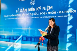 Bà Éléonore Caroit, Bộ trưởng đặc trách Pháp ngữ, Quan hệ đối tác quốc tế và người Pháp ở nước ngoài, phát biểu tại lễ gắn biển kỷ niệm tuyến metro số 3. (Ảnh: Trung Nguyên/TTXVN)