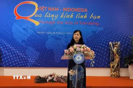Chủ tịch Hội Nghệ sỹ Nhiếp ảnh Việt Nam Trần Thị Thu Đông phát biểu khai mạc. (Ảnh: Phương Thanh/TTXVN)