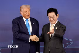 Tổng thống Hàn Quốc Lee Jae Myung (phải) và Tổng thống Mỹ Donald Trump trong cuộc hội đàm tại Gyeongju, tỉnh Bắc Gyeongsang ngày 29/10. (Nguồn: Yonhap/TTXVN)