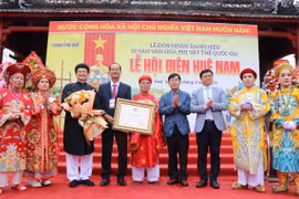Đón nhận danh hiệu Di sản Văn hóa Phi Vật thể Quốc gia “Lễ hội Điện Huệ Nam.” (Ảnh: Tường Vi/TTXVN)