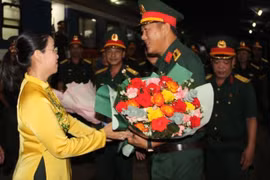 Phó Chủ tịch Ủy ban Nhân dân thành phố Nguyễn Thị Anh Thi (bên trái) tặng hoa động viên các lực lượng tham gia diễu binh, diễu hành. (Nguồn: Báo Đà Nẵng)