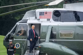 Tổng thống Donald Trump lên máy bay tại Washington, D.C., ngày 16/9/2025, bắt đầu chuyến công du tới Anh. (Nguồn: THX/TTXVN)